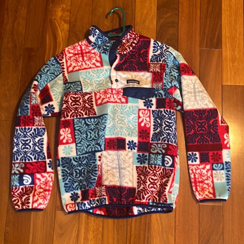 Multicolor patterned Patagonia fleece. Size Small. Blue,red,white